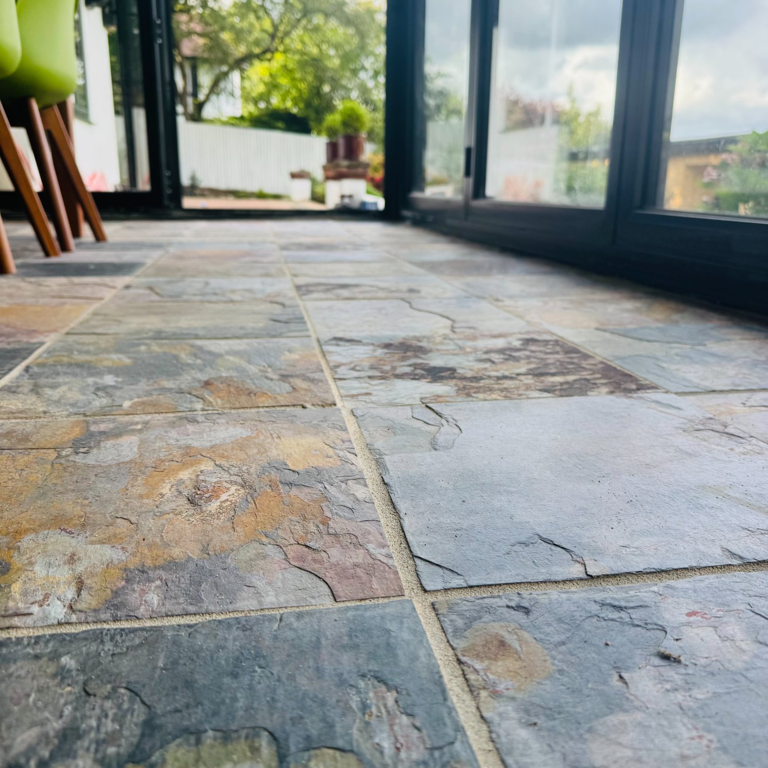 Multicolour slate floor opening onto the garden